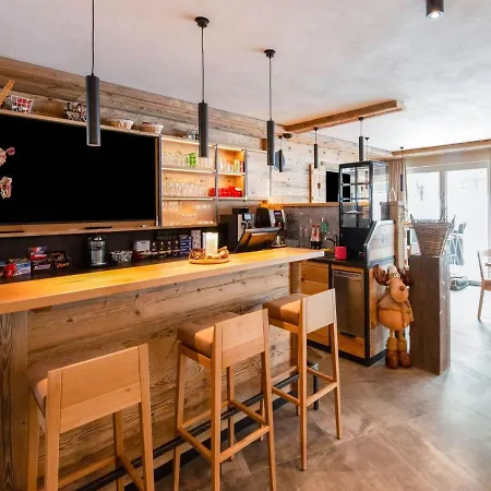 Golden Lodges With Ski Storage *